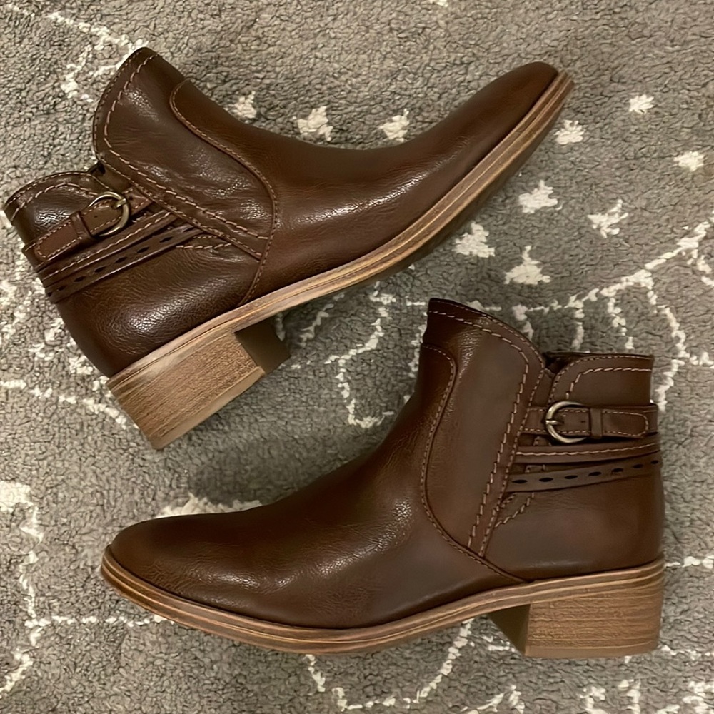 Baretraps Medley Brown comfy ankle booties - Picture 2 of 13